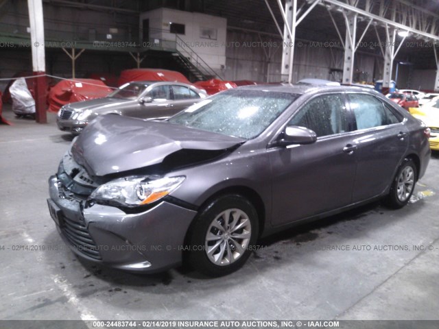 4T4BF1FK9FR467040 - 2015 TOYOTA CAMRY LE/XLE/SE/XSE GRAY photo 2