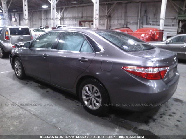 4T4BF1FK9FR467040 - 2015 TOYOTA CAMRY LE/XLE/SE/XSE GRAY photo 3