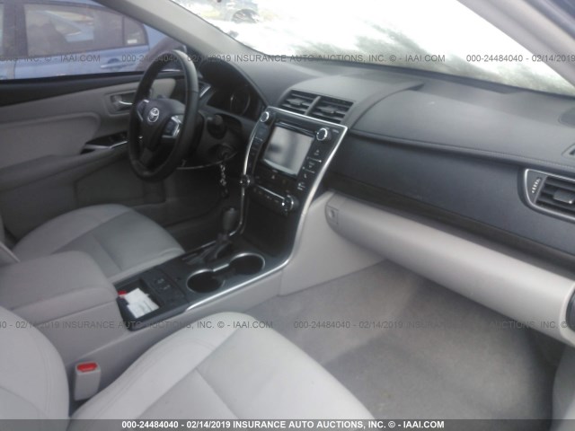 4T1BF1FK8HU443888 - 2017 TOYOTA CAMRY LE/XLE/SE/XSE შავი ფოტო 5