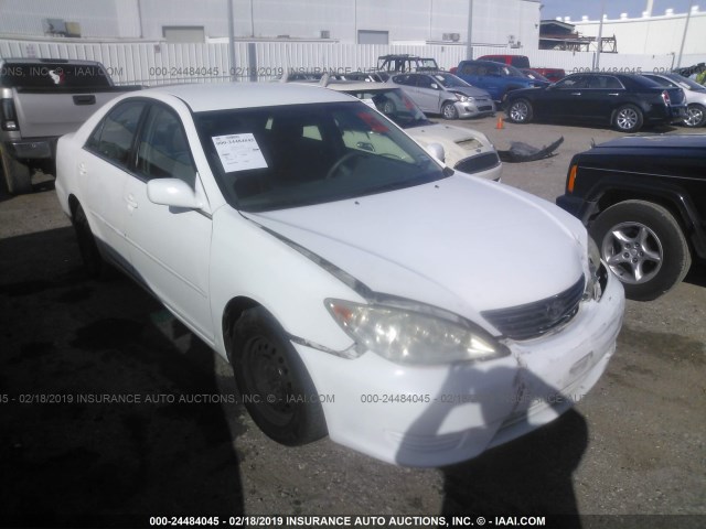 4T1BE32K65U581705 - 2005 TOYOTA CAMRY LE/XLE/SE WHITE photo 1