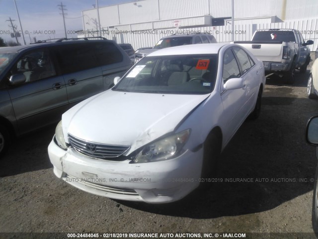 4T1BE32K65U581705 - 2005 TOYOTA CAMRY LE/XLE/SE WHITE photo 2