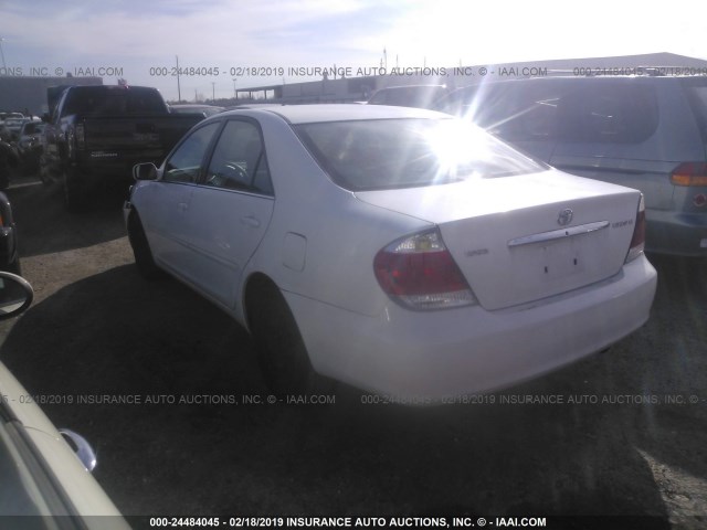 4T1BE32K65U581705 - 2005 TOYOTA CAMRY LE/XLE/SE WHITE photo 3