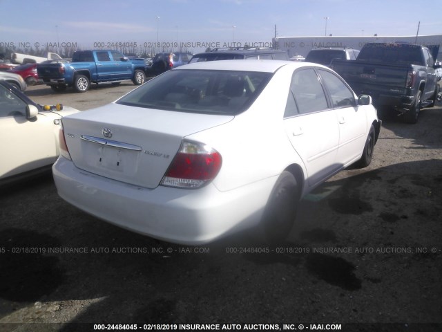 4T1BE32K65U581705 - 2005 TOYOTA CAMRY LE/XLE/SE WHITE photo 4