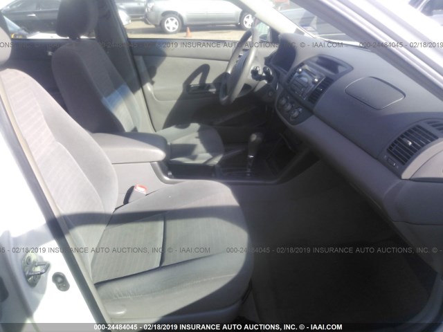 4T1BE32K65U581705 - 2005 TOYOTA CAMRY LE/XLE/SE WHITE photo 5