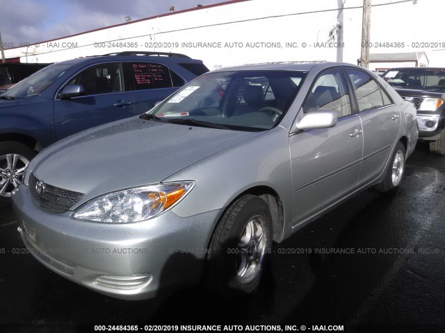 JTDBE32K730175344 - 2003 TOYOTA CAMRY LE/XLE Gümüş foto 2