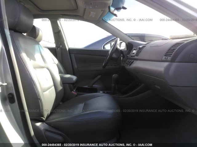 JTDBE32K730175344 - 2003 TOYOTA CAMRY LE/XLE Gümüş foto 5