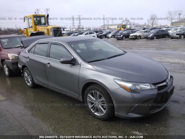 4T1BF1FK6HU412669 - 2017 TOYOTA CAMRY LE/XLE/SE/XSE ნაცრისფერი ფოტო 1