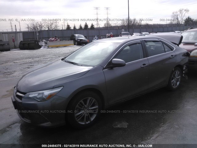 4T1BF1FK6HU412669 - 2017 TOYOTA CAMRY LE/XLE/SE/XSE ნაცრისფერი ფოტო 2