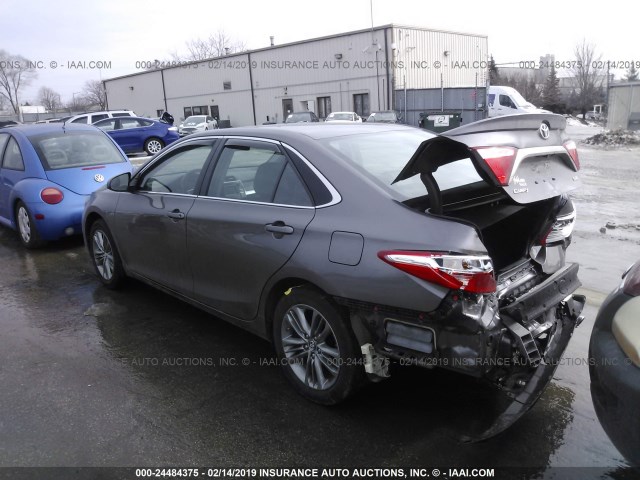 4T1BF1FK6HU412669 - 2017 TOYOTA CAMRY LE/XLE/SE/XSE ნაცრისფერი ფოტო 3