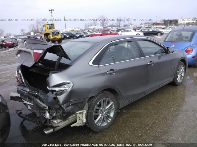 4T1BF1FK6HU412669 - 2017 TOYOTA CAMRY LE/XLE/SE/XSE ნაცრისფერი ფოტო 4