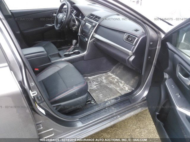 4T1BF1FK6HU412669 - 2017 TOYOTA CAMRY LE/XLE/SE/XSE ნაცრისფერი ფოტო 5