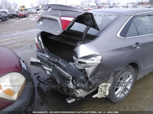 4T1BF1FK6HU412669 - 2017 TOYOTA CAMRY LE/XLE/SE/XSE ნაცრისფერი ფოტო 6