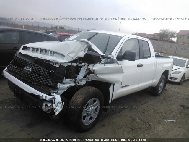 5TFUY5F17JX690555 - 2018 TOYOTA TUNDRA DOUBLE CAB SR/SR5 WHITE photo 2