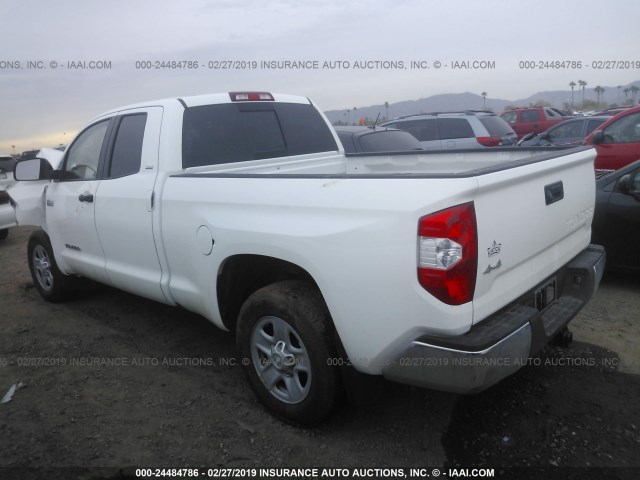 5TFUY5F17JX690555 - 2018 TOYOTA TUNDRA DOUBLE CAB SR/SR5 WHITE photo 3