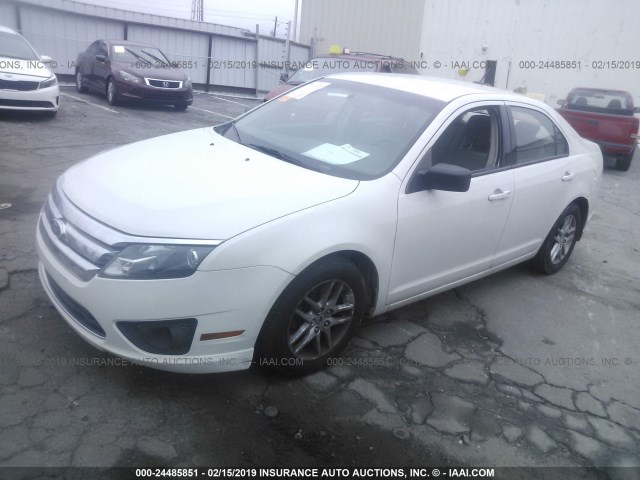 3FAHP0GA5AR423998 - 2010 FORD FUSION S WHITE photo 2