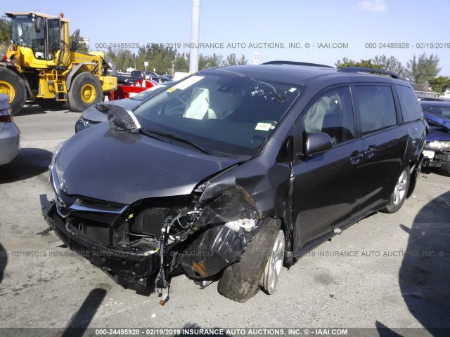 5TDKZ3DC7JS948916 - 2018 TOYOTA SIENNA LE GRAY photo 2