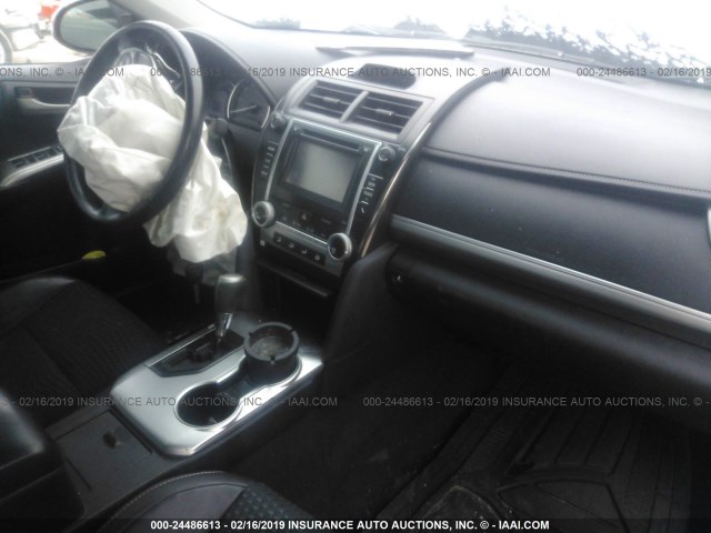 4T1BF1FK0EU388784 - 2014 TOYOTA CAMRY L/SE/LE/XLE 蓝色 照片 5