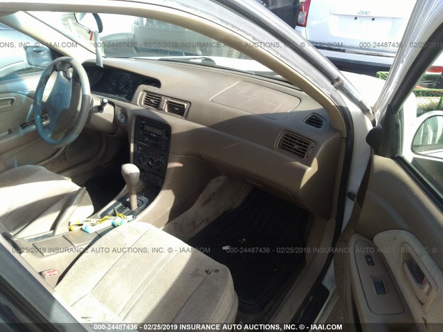 JT2BG22K710584552 - 2001 TOYOTA CAMRY CE/LE/XLE WHITE photo 5