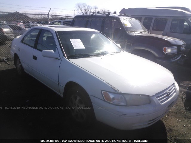 4T1BF22K6XU074636 - 1999 TOYOTA CAMRY LE/XLE Ақ фото 1