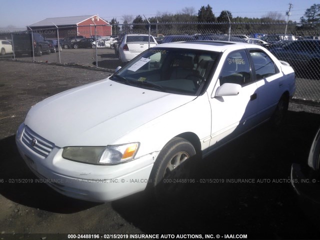 4T1BF22K6XU074636 - 1999 TOYOTA CAMRY LE/XLE Ақ фото 2
