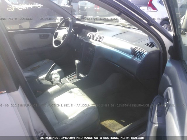 4T1BF22K6XU074636 - 1999 TOYOTA CAMRY LE/XLE Ақ фото 5