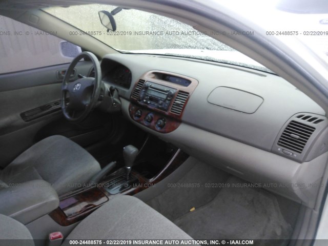 JTDBE30K440283506 - 2004 TOYOTA CAMRY LE/XLE WHITE photo 5