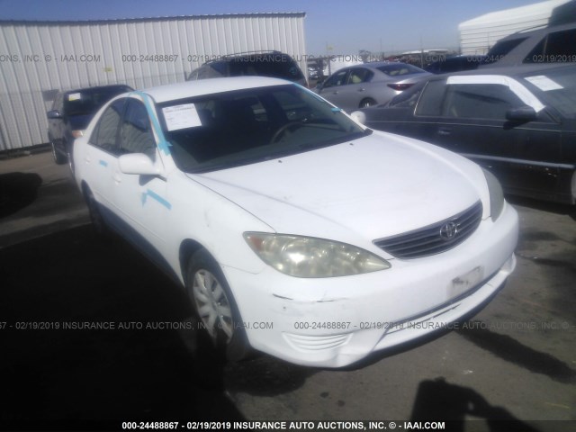 4T1BE32KX5U569055 - 2005 TOYOTA CAMRY LE/XLE/SE WHITE photo 1