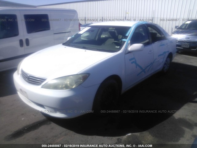 4T1BE32KX5U569055 - 2005 TOYOTA CAMRY LE/XLE/SE WHITE photo 2