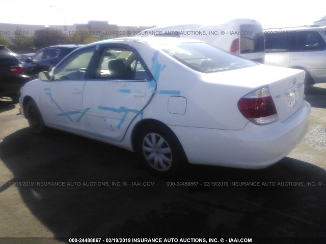 4T1BE32KX5U569055 - 2005 TOYOTA CAMRY LE/XLE/SE WHITE photo 3