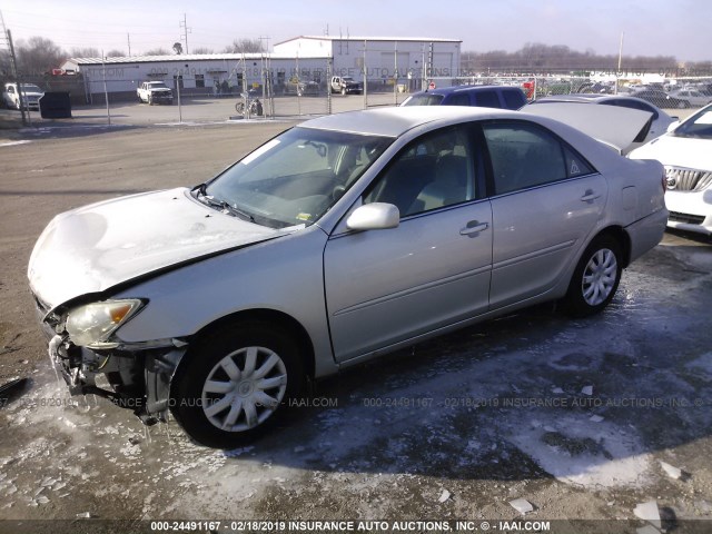 4T1BE32K05U596409 - 2005 TOYOTA CAMRY LE/XLE/SE SILVER photo 2