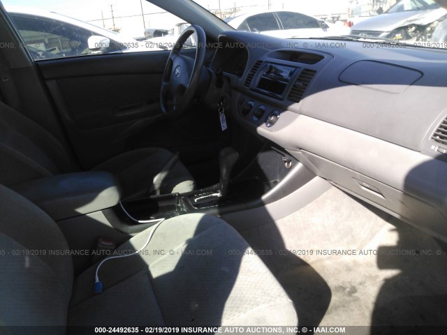 4T1BE32K54U349482 - 2004 TOYOTA CAMRY LE/XLE/SE WHITE photo 5