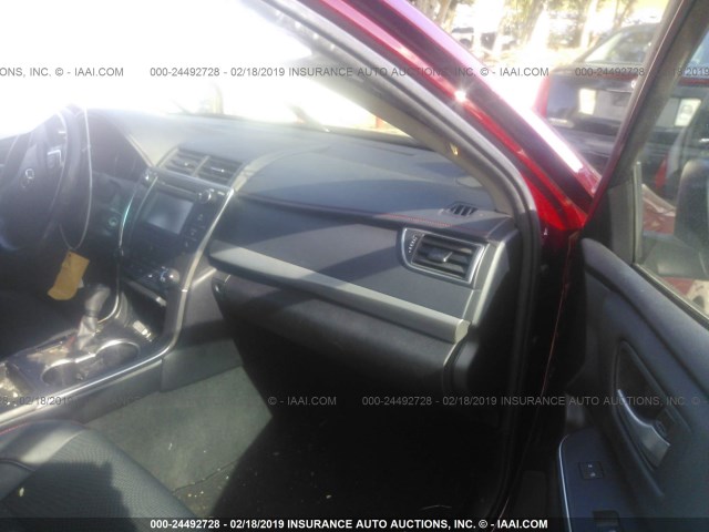 4T1BF1FK2HU698200 - 2017 TOYOTA CAMRY LE/XLE/SE/XSE RED photo 5