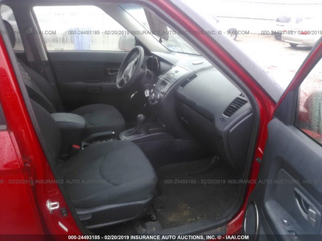 KNDJT2A25B7217822 - 2011 KIA SOUL +/!/SPORT RED photo 5