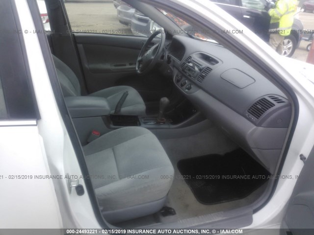 4T1BE32K84U355857 - 2004 TOYOTA CAMRY LE/XLE/SE WHITE photo 5