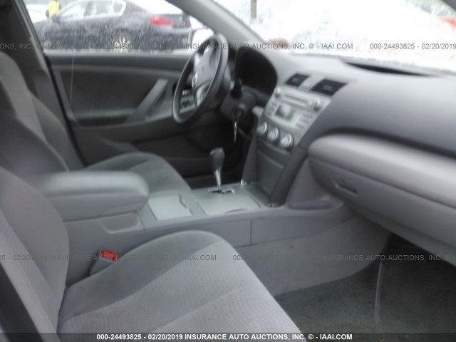 4T1BF3EK3BU721892 - 2011 TOYOTA CAMRY SE/LE/XLE 银色 照片 5