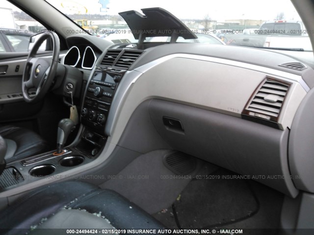 1GNKVGED3BJ143902 - 2011 CHEVROLET TRAVERSE LT GRAY photo 5