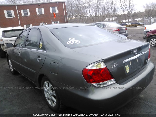 4T1BF30K35U592791 - 2005 TOYOTA CAMRY LE/XLE/SE GRAY photo 3