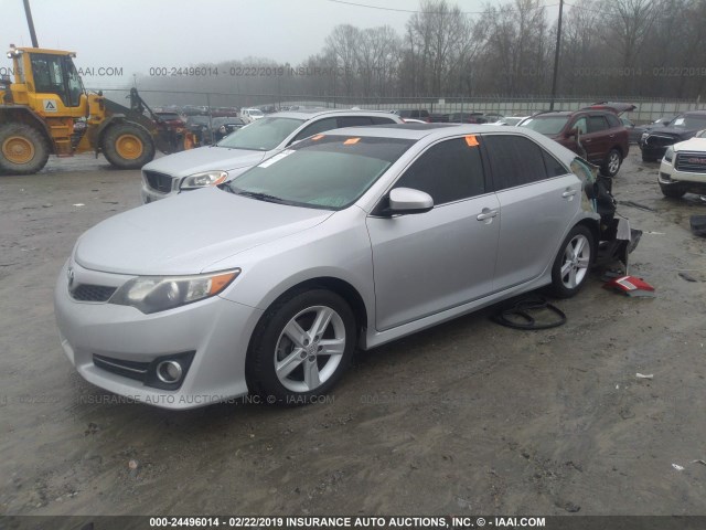 4T1BF1FK2EU821201 - 2014 TOYOTA CAMRY L/SE/LE/XLE ვერცხლისფერი ფოტო 2