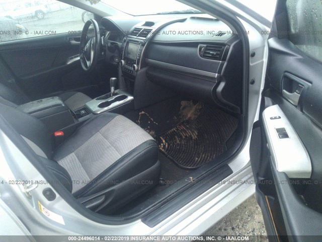 4T1BF1FK2EU821201 - 2014 TOYOTA CAMRY L/SE/LE/XLE ვერცხლისფერი ფოტო 5