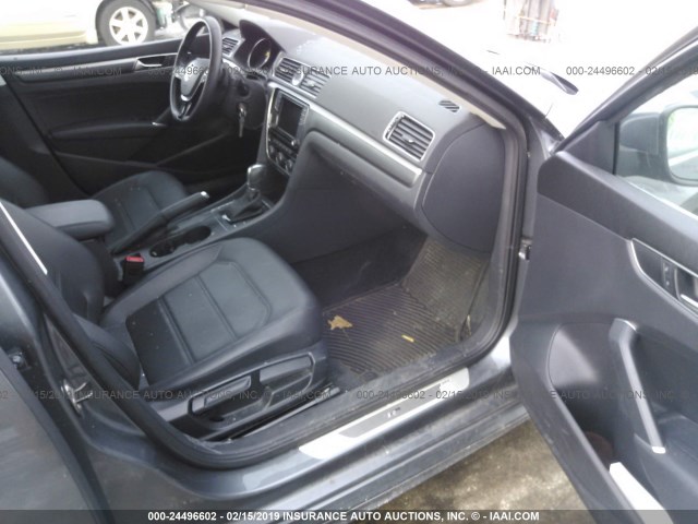 1VWDT7A39HC028784 - 2017 VOLKSWAGEN PASSAT R-LINE ნაცრისფერი ფოტო 5