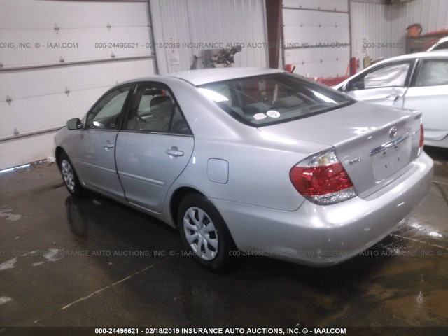 4T1BE32K05U044036 - 2005 TOYOTA CAMRY LE/XLE/SE SILVER photo 3