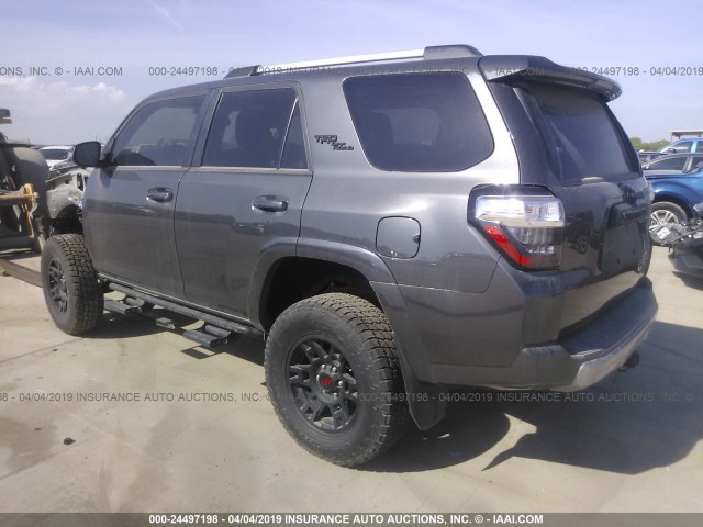 JTEBU5JR9J5596880 - 2018 TOYOTA 4RUNNER SR5 PREM/LTDL/TRAIL/TRD GRAY photo 3