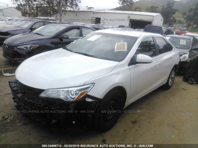 4T1BF1FK7HU450377 - 2017 TOYOTA CAMRY LE/XLE/SE/XSE 白色 照片 2