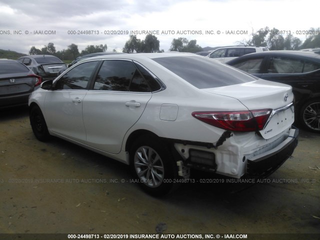 4T1BF1FK7HU450377 - 2017 TOYOTA CAMRY LE/XLE/SE/XSE 白色 照片 3