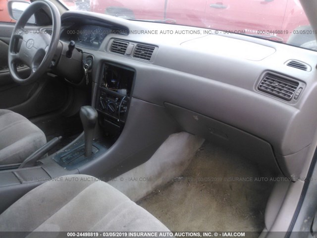 4T1BG22K5XU510695 - 1999 TOYOTA CAMRY CE/LE/XLE 灰色 照片 5
