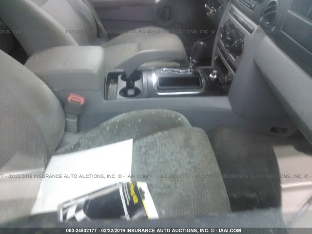 1J8HG48KX6C304142 - 2006 JEEP COMMANDER GREEN photo 5