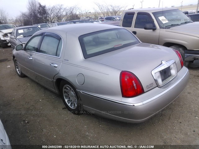 1LNHM82W7YY785486 - 2000 LINCOLN TOWN CAR SIGNATURE GOLD photo 3