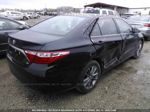 4T1BF1FK6HU676720 - 2017 TOYOTA CAMRY LE/XLE/SE/XSE შავი ფოტო 4