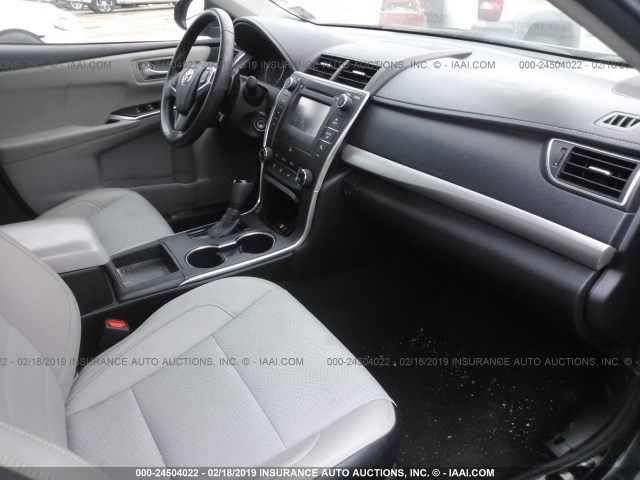 4T1BF1FK6HU676720 - 2017 TOYOTA CAMRY LE/XLE/SE/XSE შავი ფოტო 5