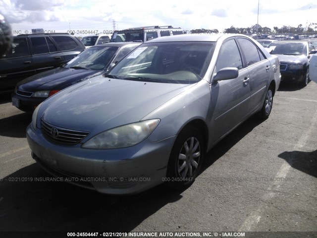 4T1BE32K85U974332 - 2005 TOYOTA CAMRY LE/XLE/SE SILVER photo 2